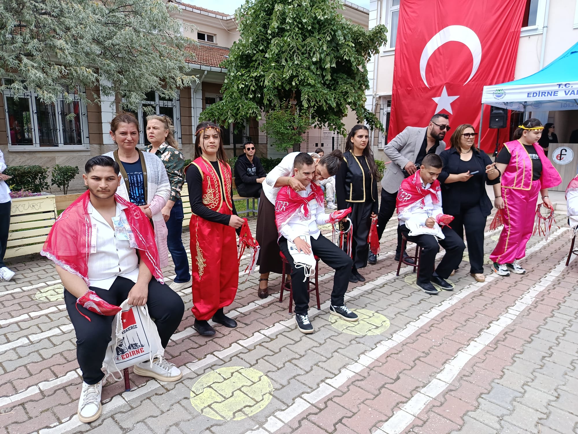Edirne'de 'Engelliler Haftası' etkinlikleri kapsamında, özel gereksinimli gençler için temsili asker uğurlama töreni düzenlendi. Renkli görüntülerin yaşandığı programda, asker üniforması giyen gençlerin ellerine kına yakıldı.